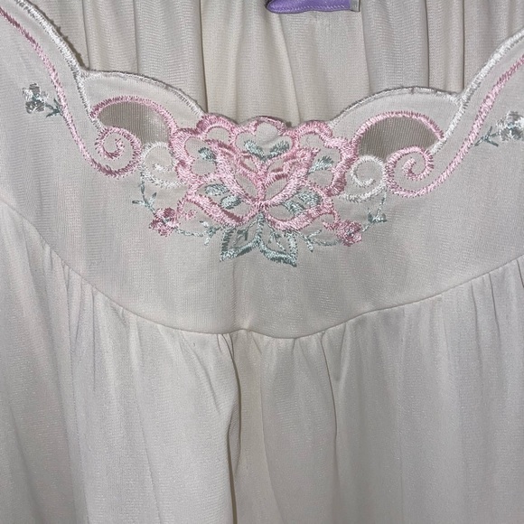 Womens white Long nightgown with lace sleeves, embroidered front embellishment - Picture 2 of 5